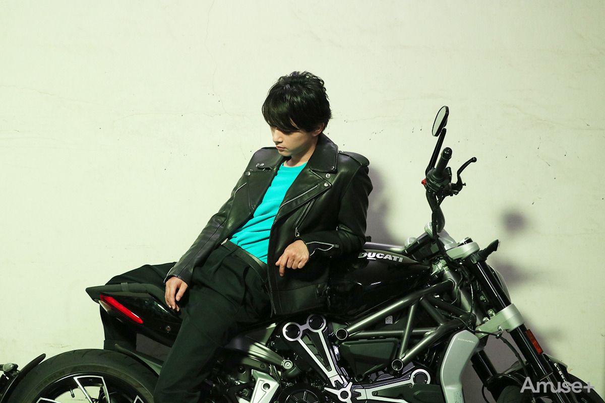 吉沢亮 吉沢 亮 2019.4→2020.3 カレンダー』3月オフショットレポート | Amuse